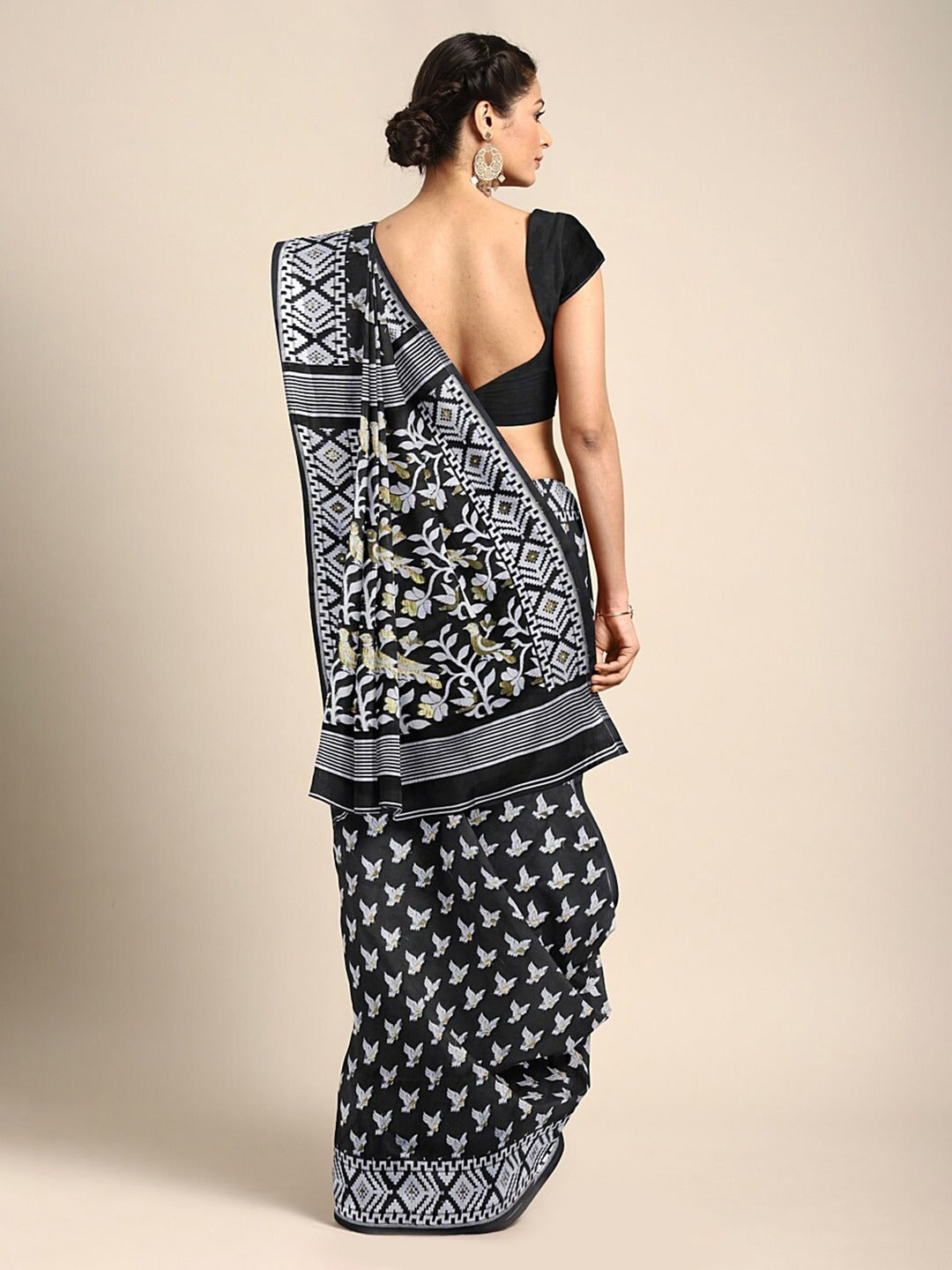 Women's Black & White handwoven Silk Cotton Jamdani saree with bird motiff - Sajasajo
