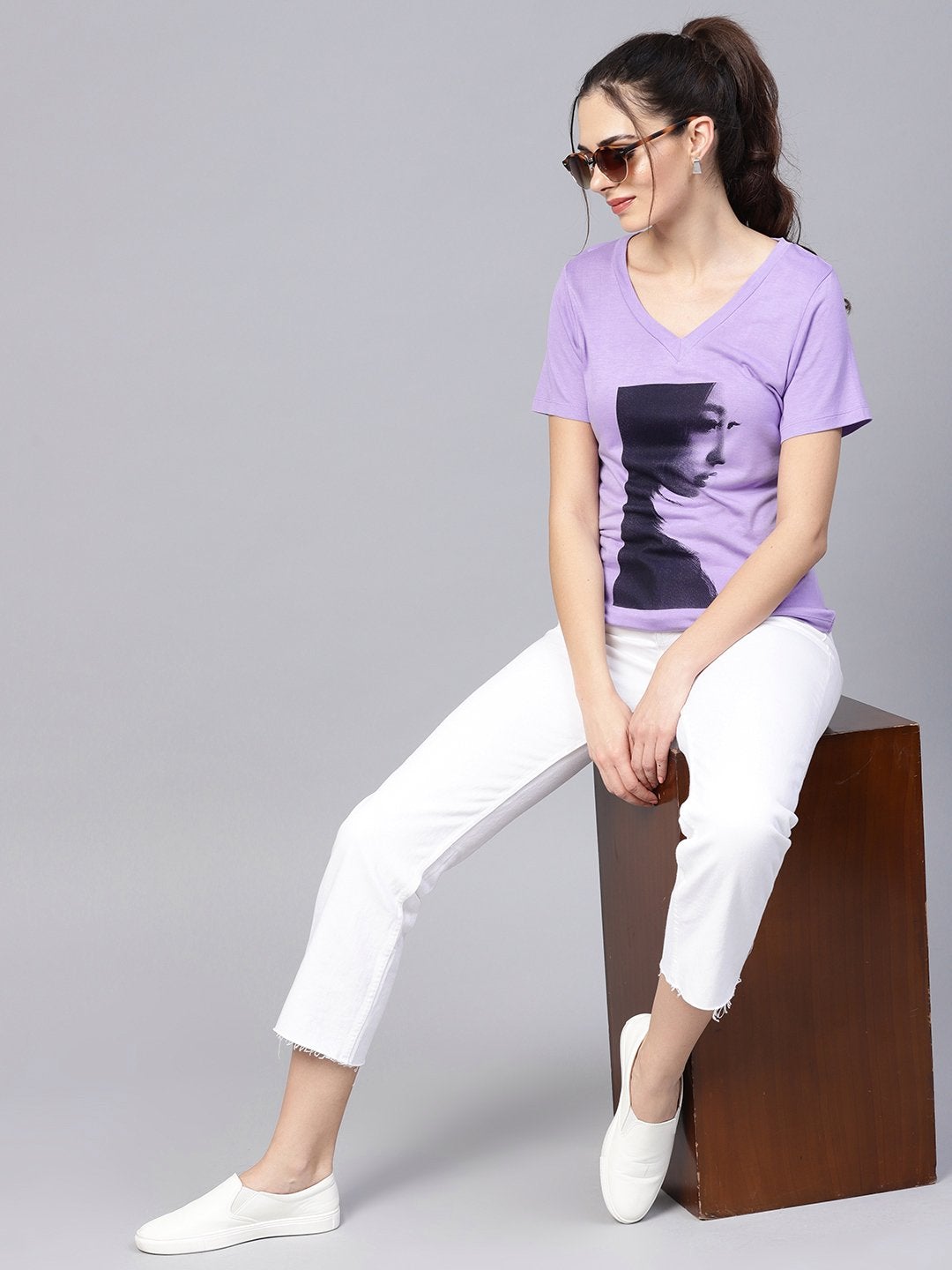 Women's Lavender Mono Girl Face V-Neck Tee - SASSAFRAS