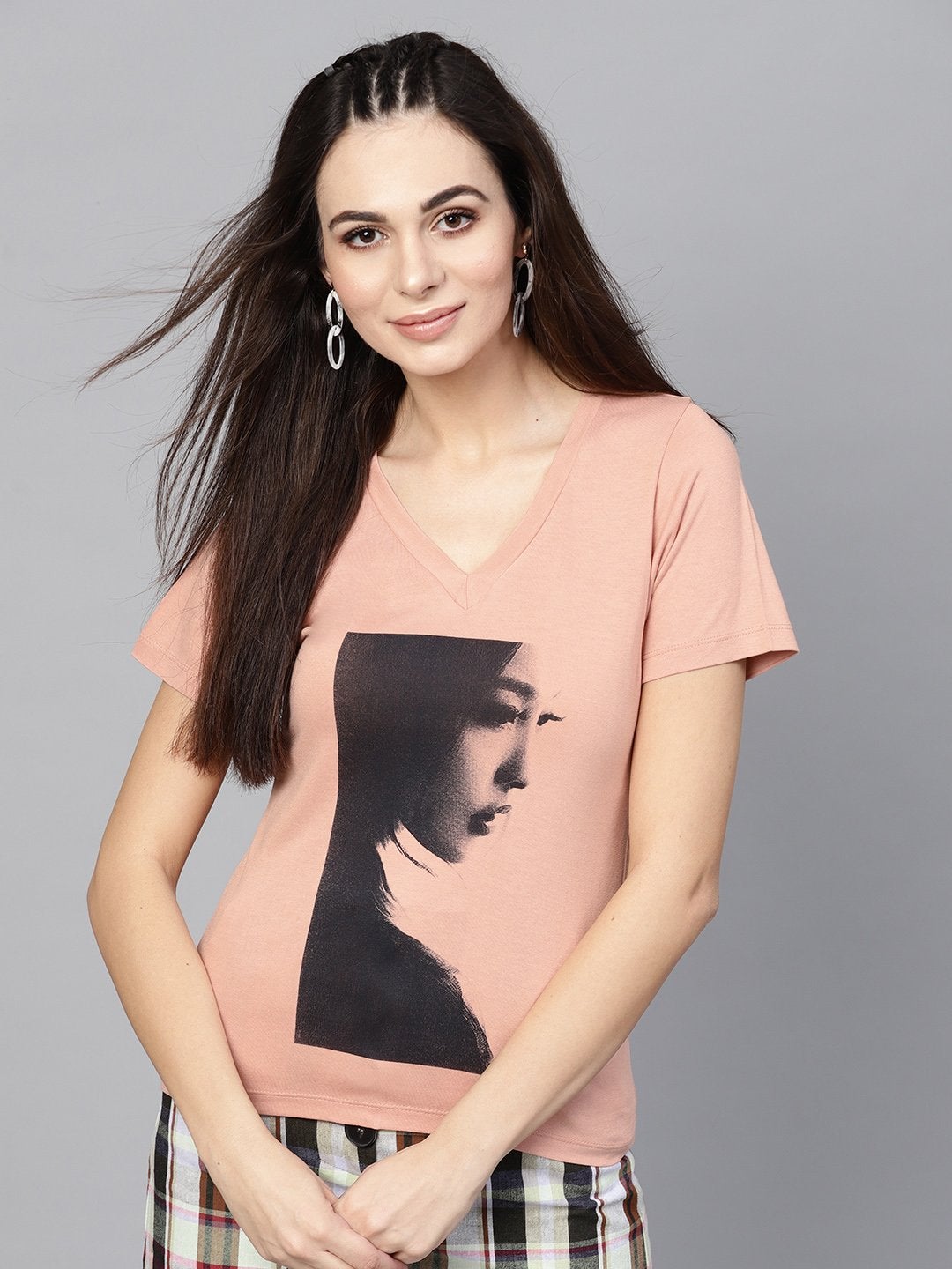 Women's Peach Mono Girl Face V-Neck Tee - SASSAFRAS