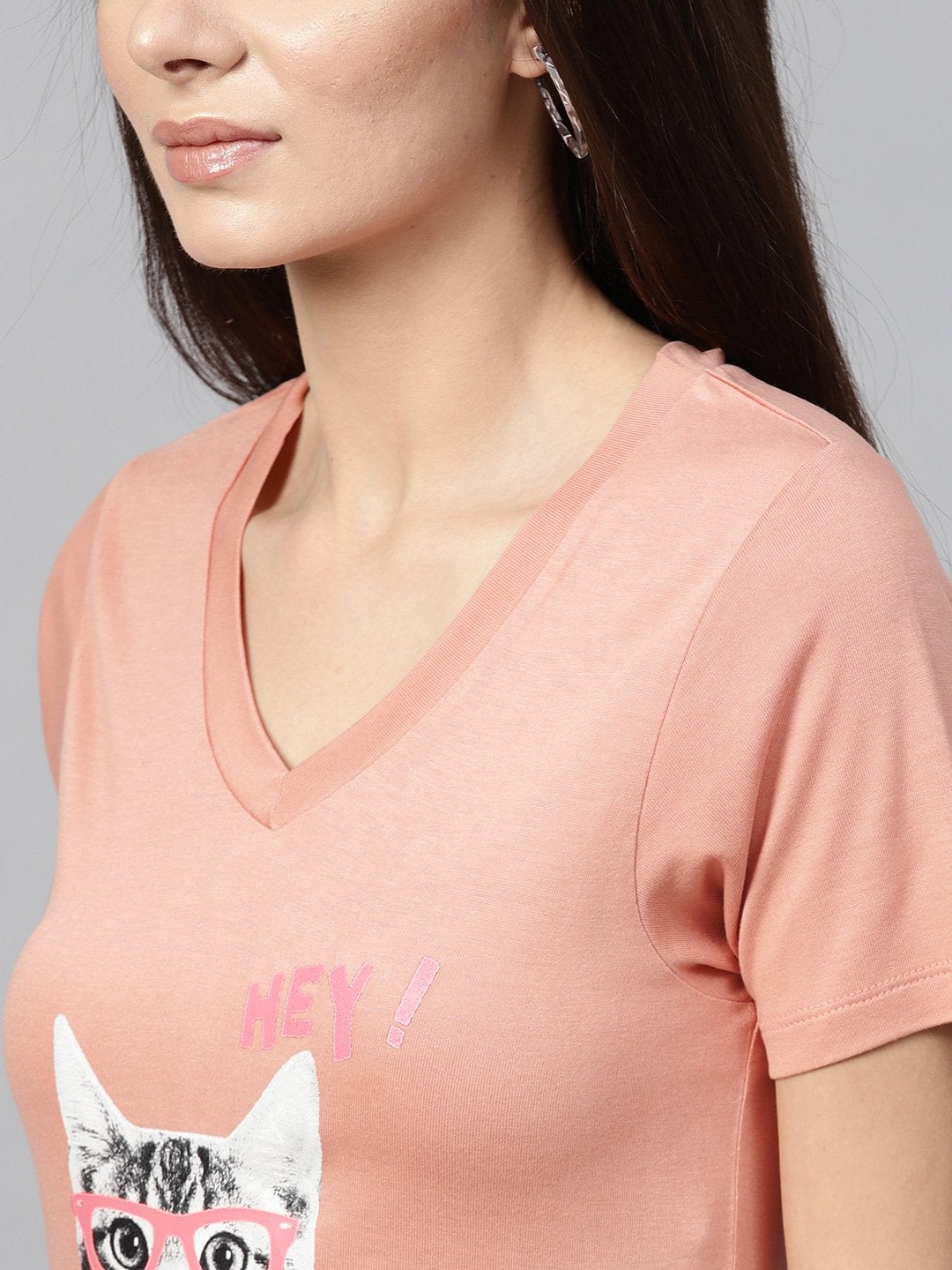 Women's Peach Cat Print V-Neck Tee - SASSAFRAS