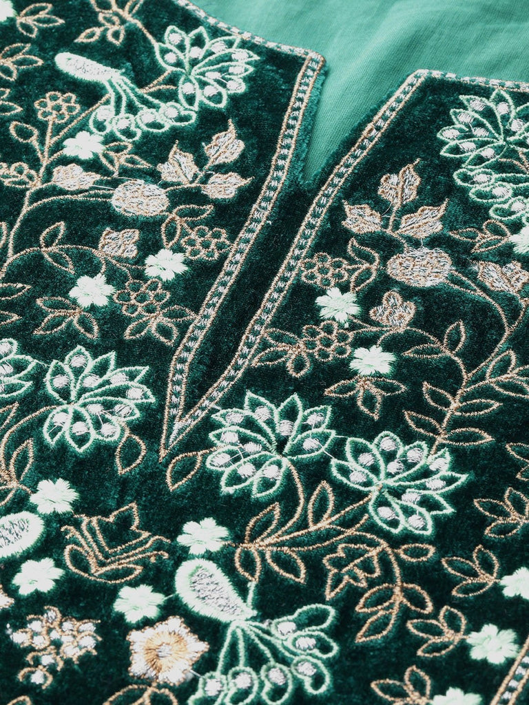 Women's Green Velvet Flute Sleeve Embroidery Kurta