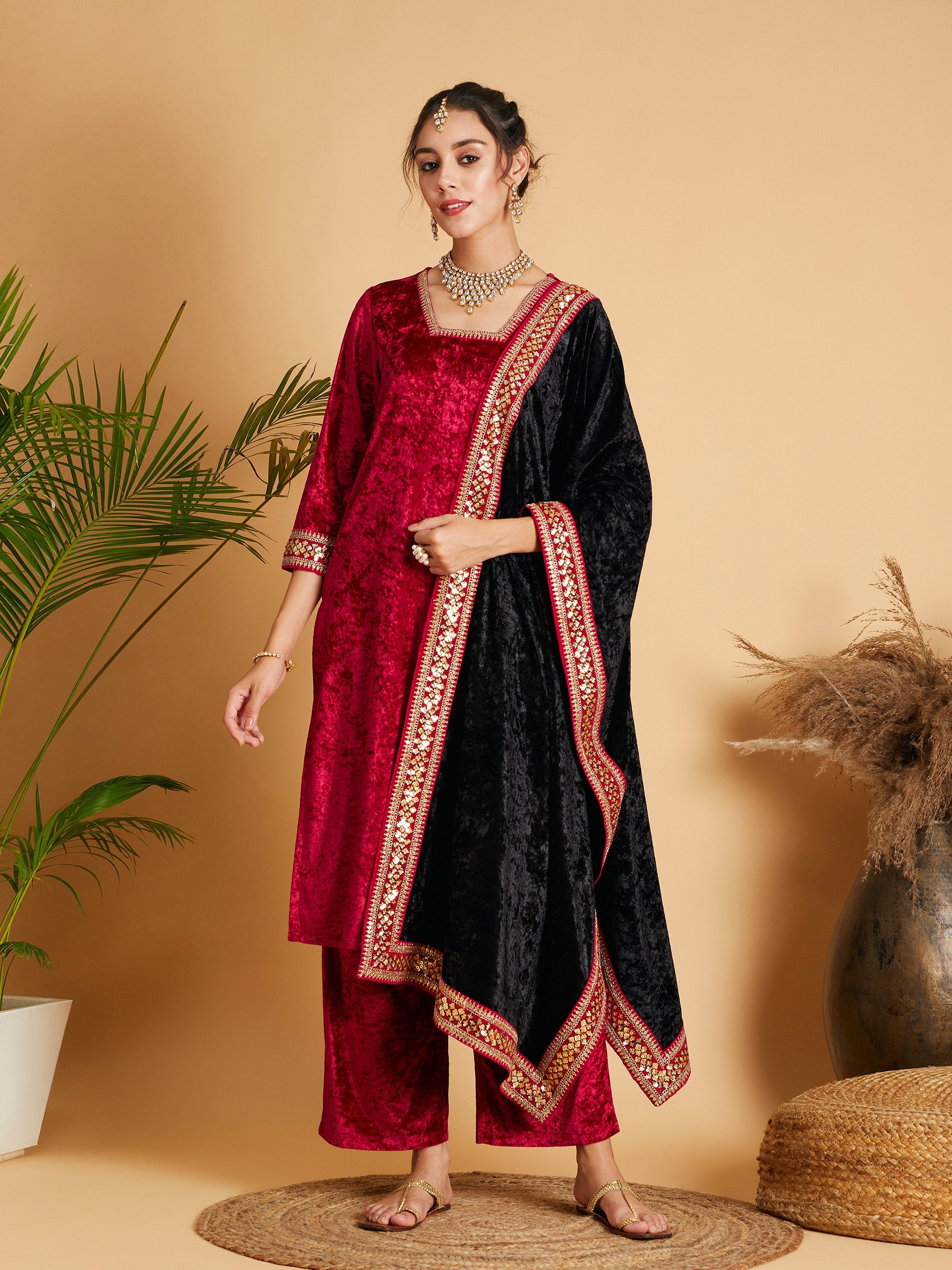 Women's Black Velvet Lace Detail Dushala - Lyush