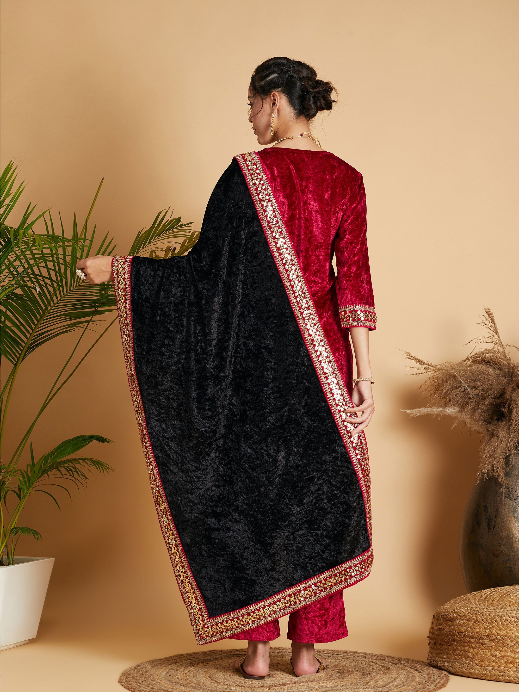 Women's Black Velvet Lace Detail Dushala - Lyush