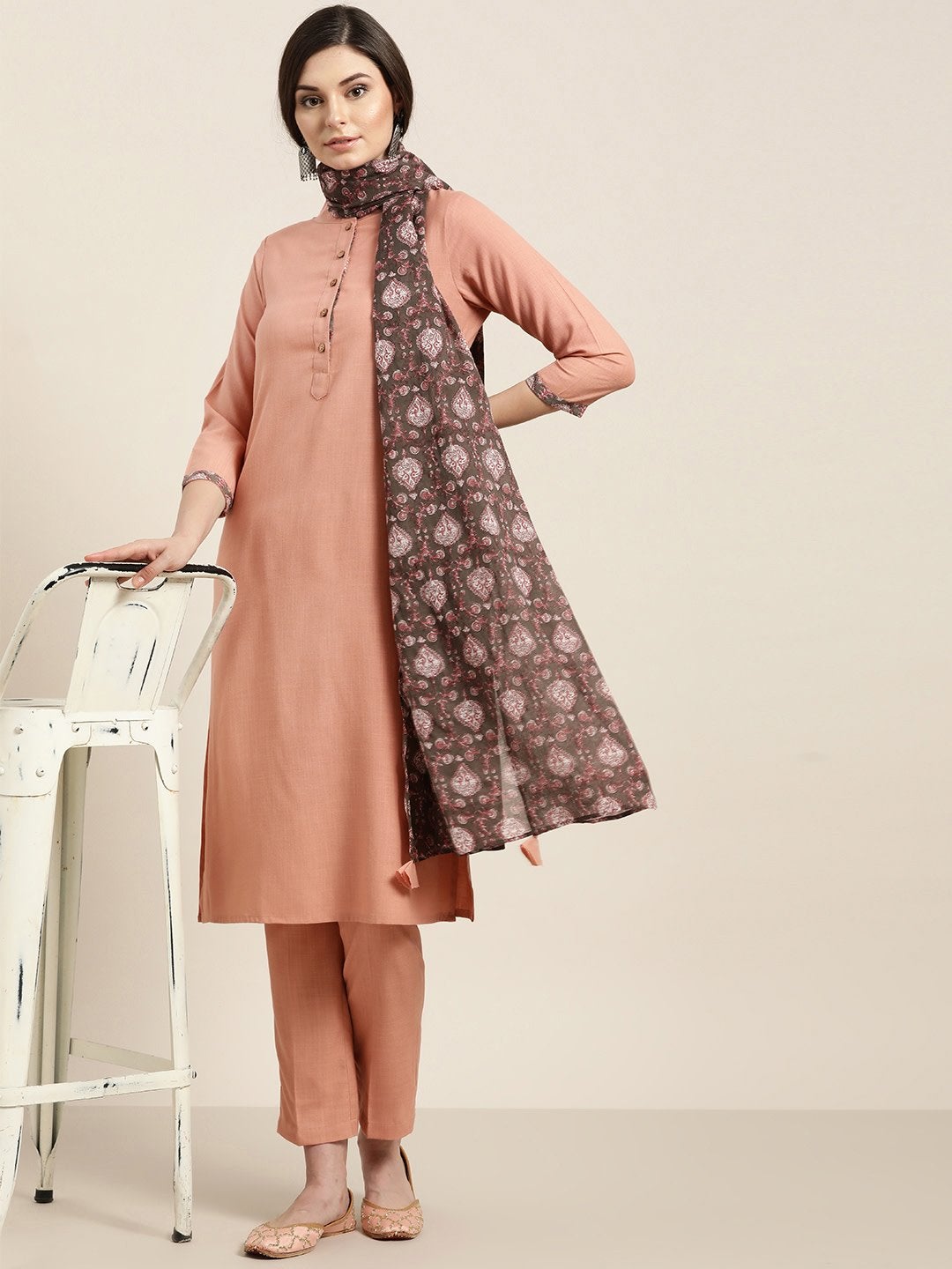 Women's Baked Pink Kurta With Pants And Grey Printed Dupatta