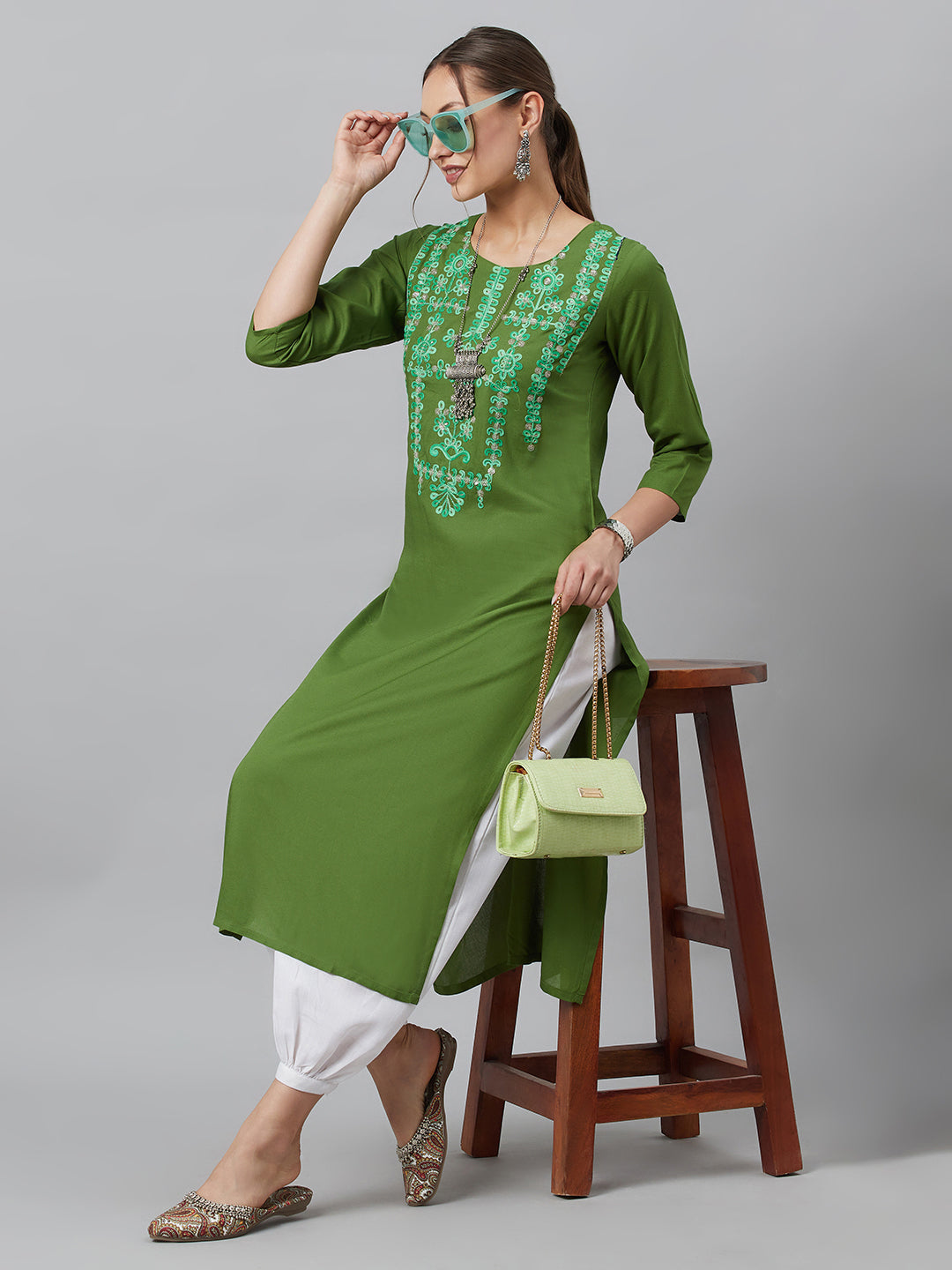 Women's Green Embroidered Kurta - Aks