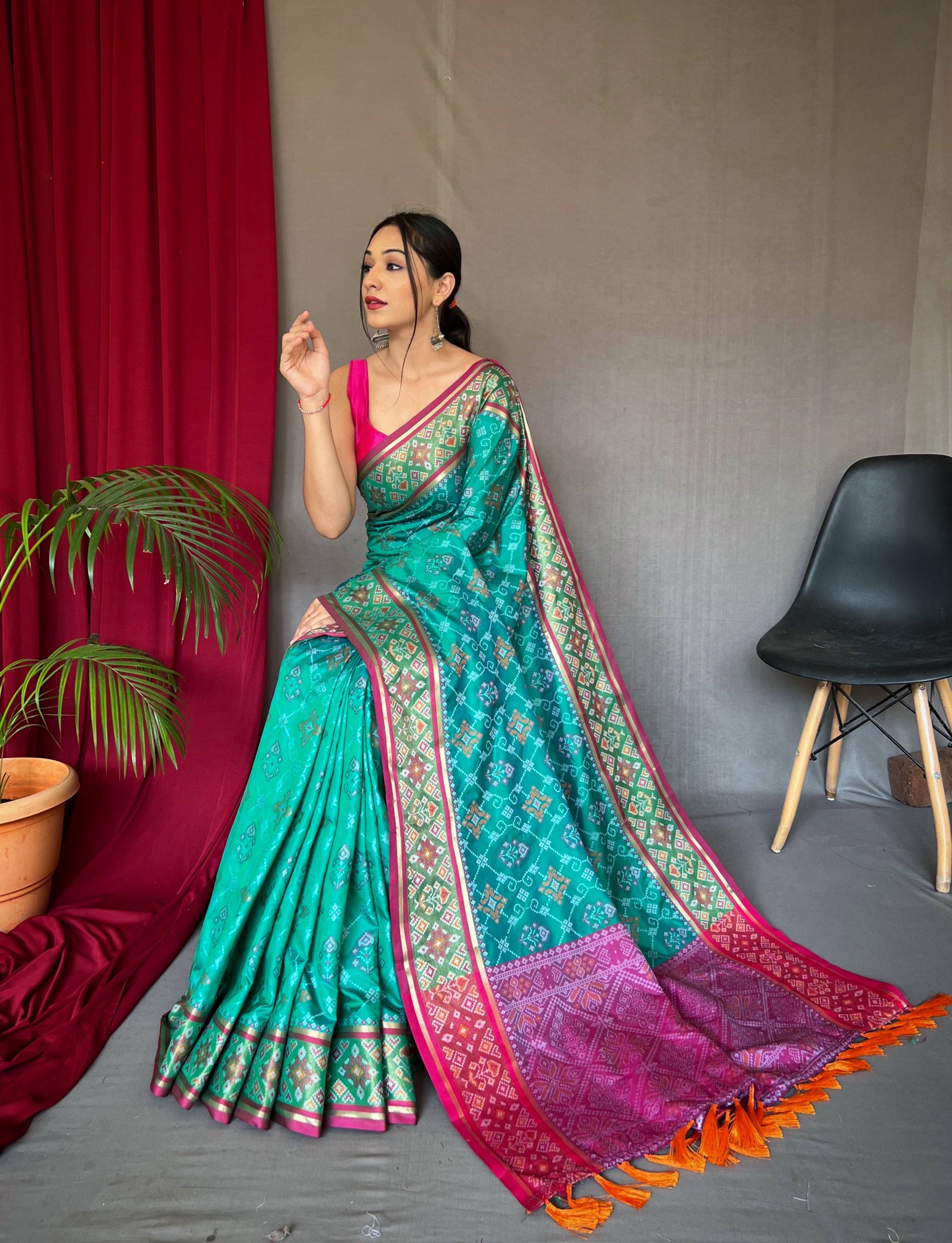 Women's Rama Green Color Rangeen Patola Silk Woven Saree Rama Green - TASARIKA