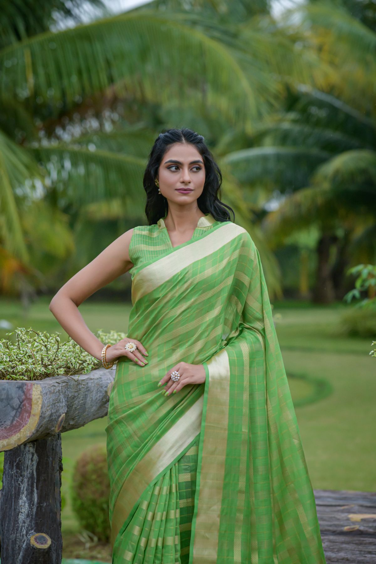 Women's Green Woven Organza Silk Saree with Tassels - Vishnu Weaves