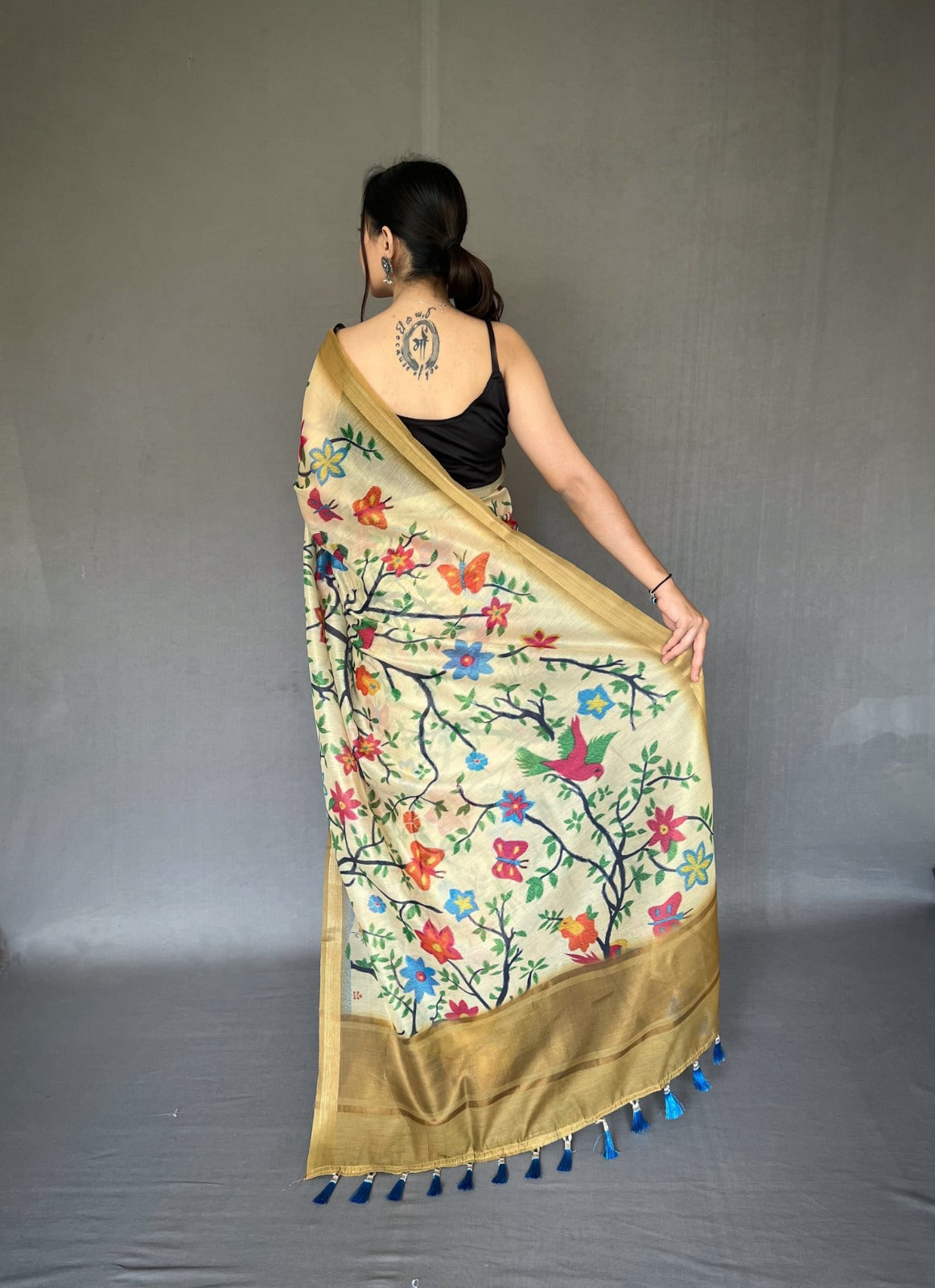 Women's Tissue Saree With Golden Zari Abstract Print - stavacreation