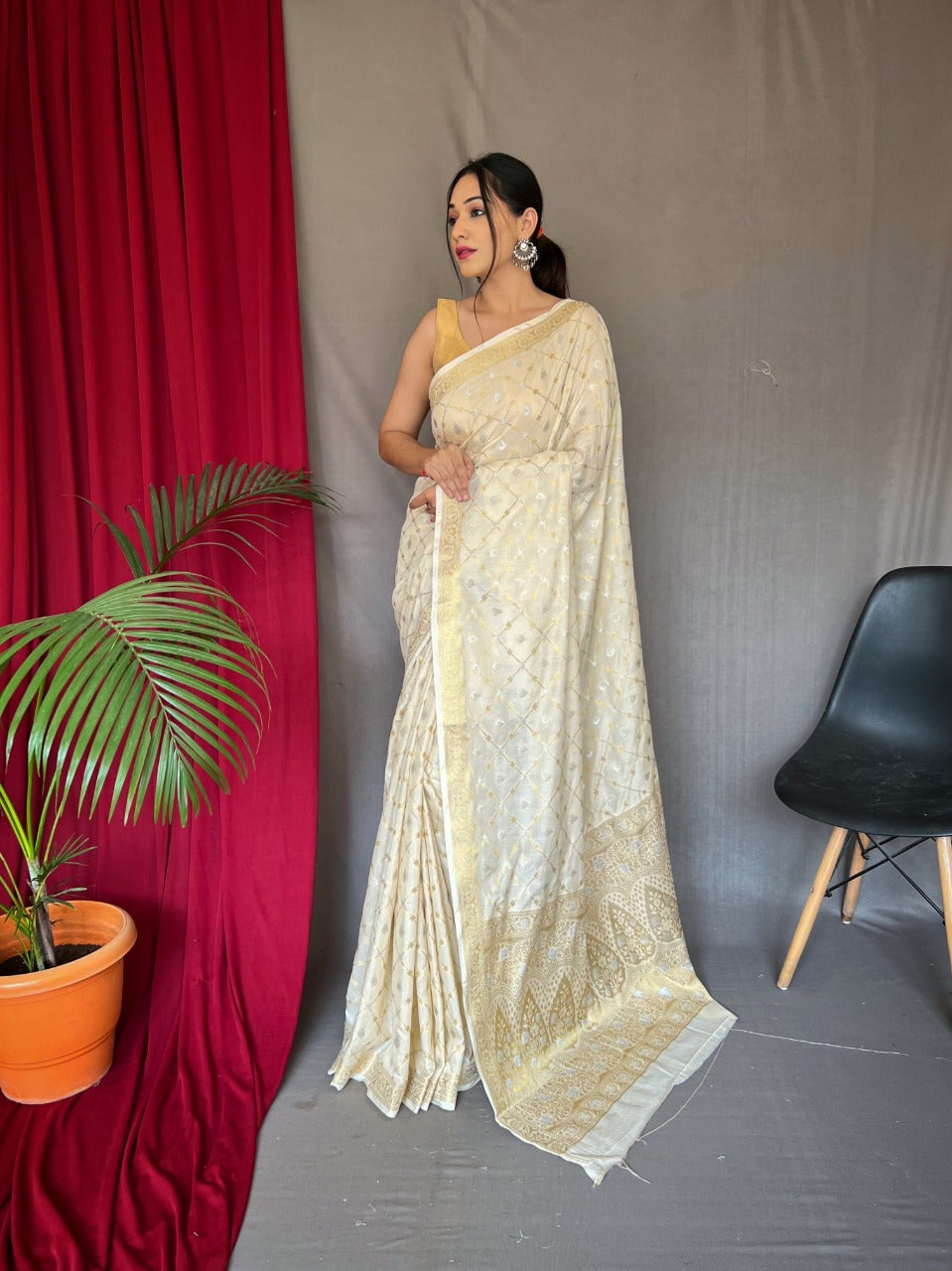 Women's Muslin Slk Saree With Soft Texture Golden And Silver Boarder - stavacreation