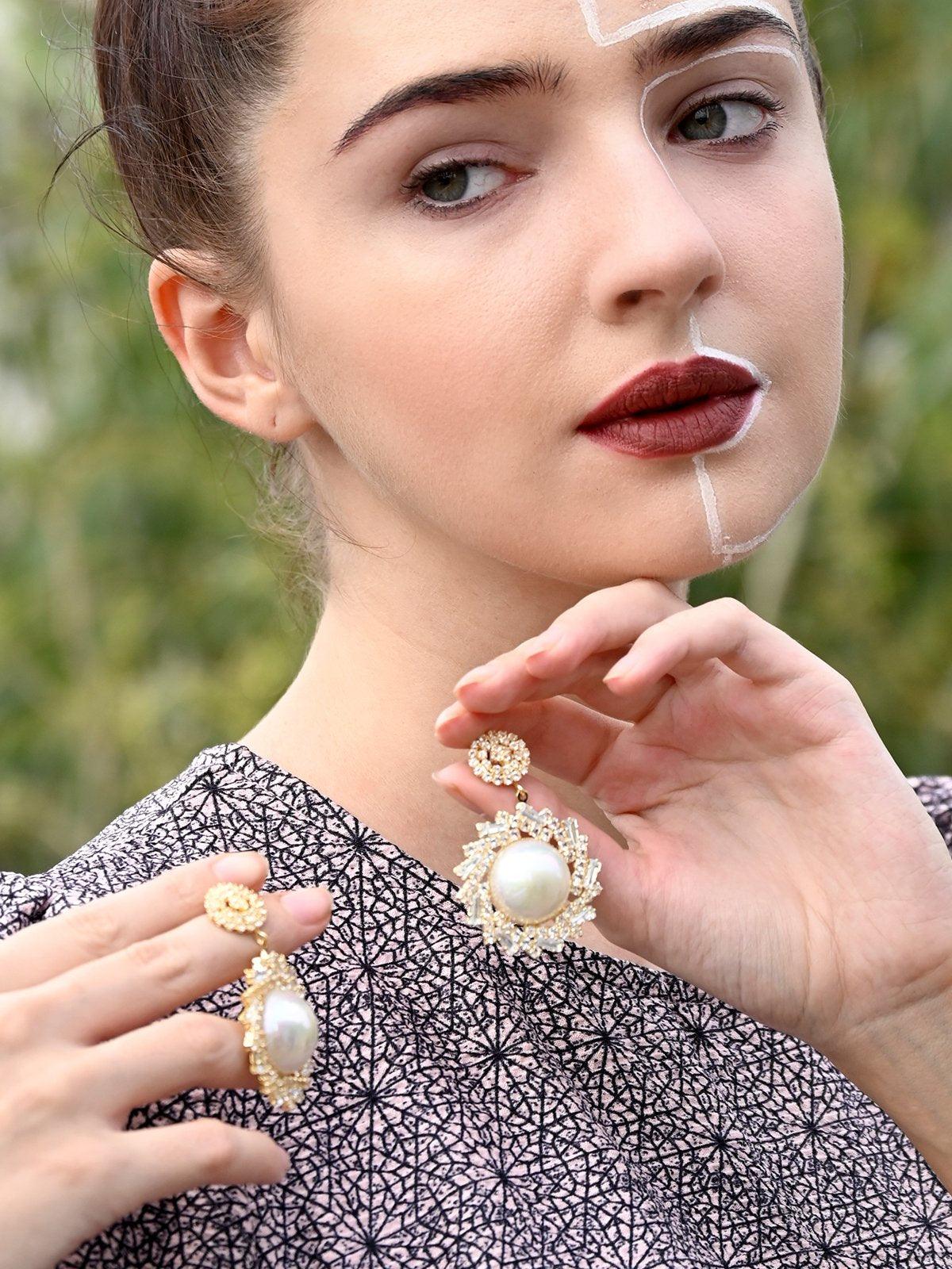 Women's Classy Gold Round Earrings - Odette