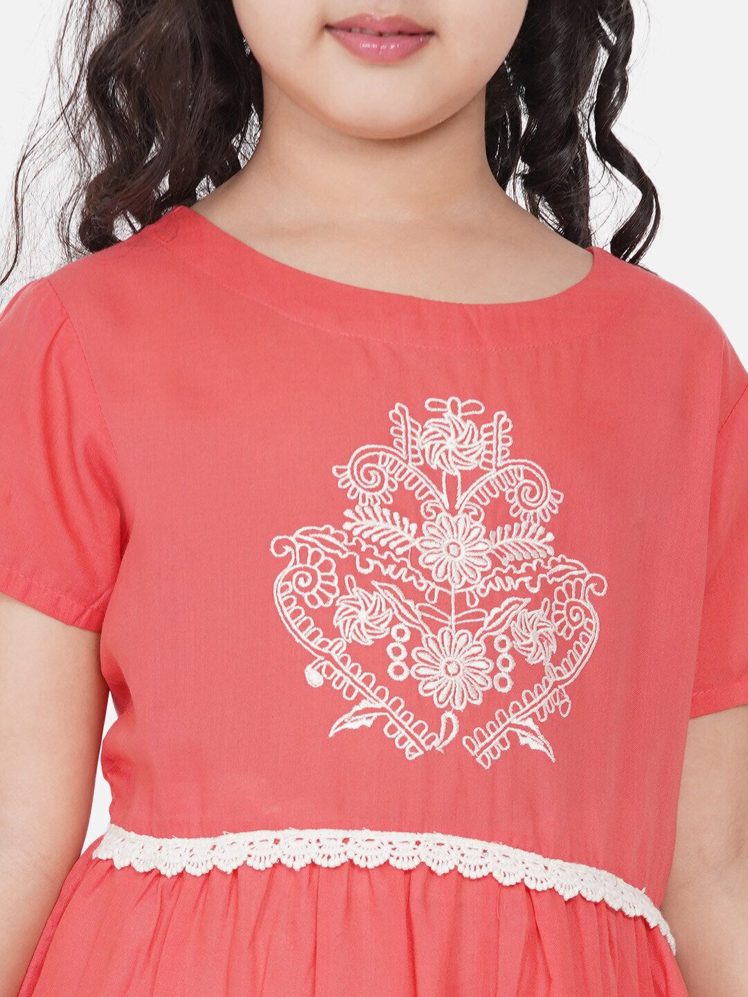 Girl's Peach & White Embroidered Cotton Blend Kurta Set - NOZ2TOZ KIDS