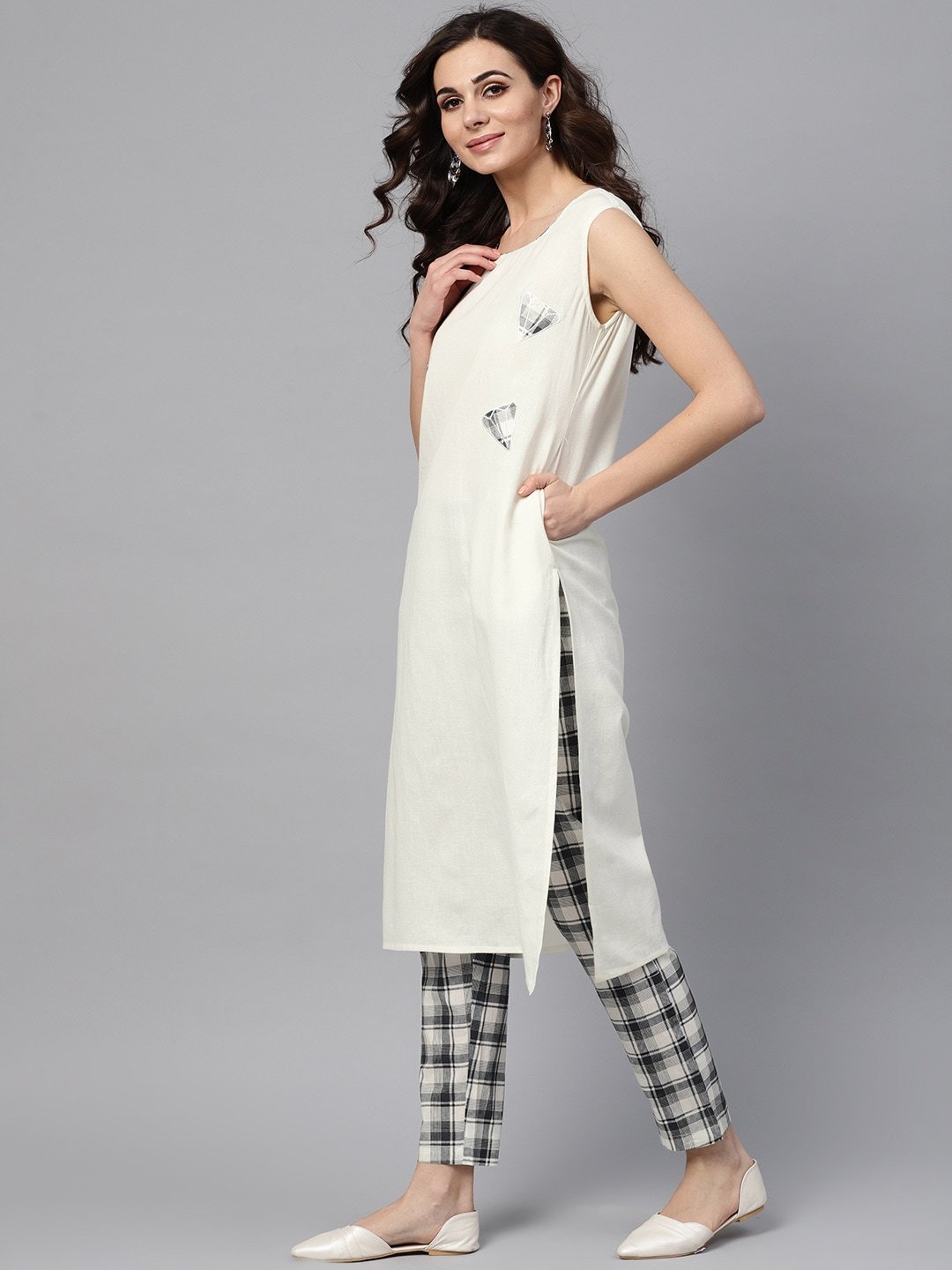 Women's  Off-White & Grey Solid Kurta with Trousers - AKS