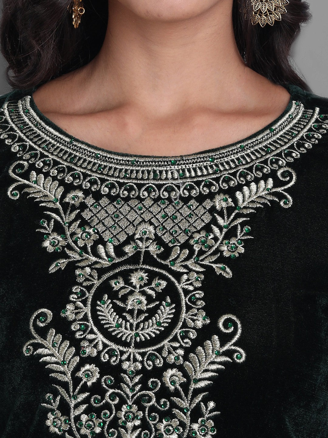 Women's Green Embroidered Velvet Kurta With Trousers & Withã¢ Dupatta - Noz2Toz